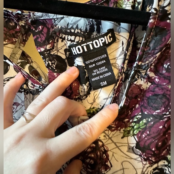 Hot Topic Skull and Roses HiLow Open Back Top - Picture 8 of 8